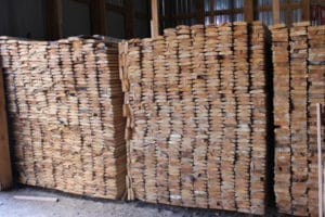 Качественно срубленная и переработанная древесина хранящаяся на складе