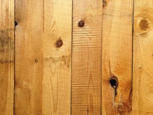 Перегородка из старой доски сорта Б установленной в пригороде Киева