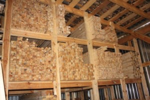 Сухой брус, разных размеров, хранящийся в должных условиях на складе