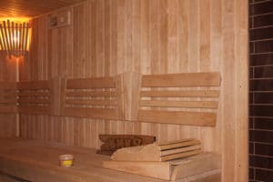 Интерьер парилки обшитой вагонкой из лиственных пород