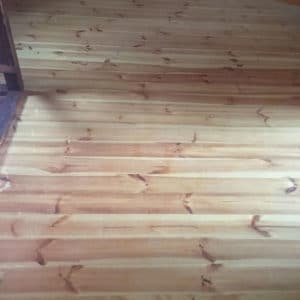 Массивная доска после обустройства пола в загородном доме