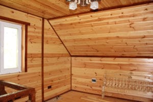 Плинтус из сосны, дом в пригороде Киева