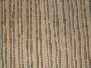 Домотканый коврик - не самое оптимально покрытие для лестницы из дерева