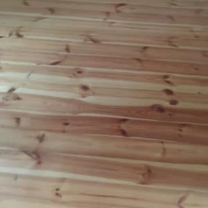 Правильно обустроенный дощатый пол из сосновой древесины