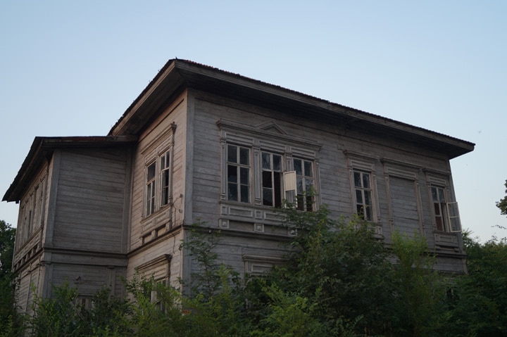 Старый дом имеет дубовый каркас и поэтому так долговечен