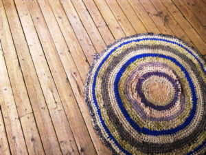 Старый дощатый пол накрытый половиком, Киев